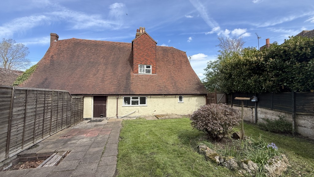 Lot: 130 - SUBSTANTIAL PERIOD PROPERTY WITH MULTIPLE BUILDINGS REQUIRING REFURBISHMENT - External image of the main house